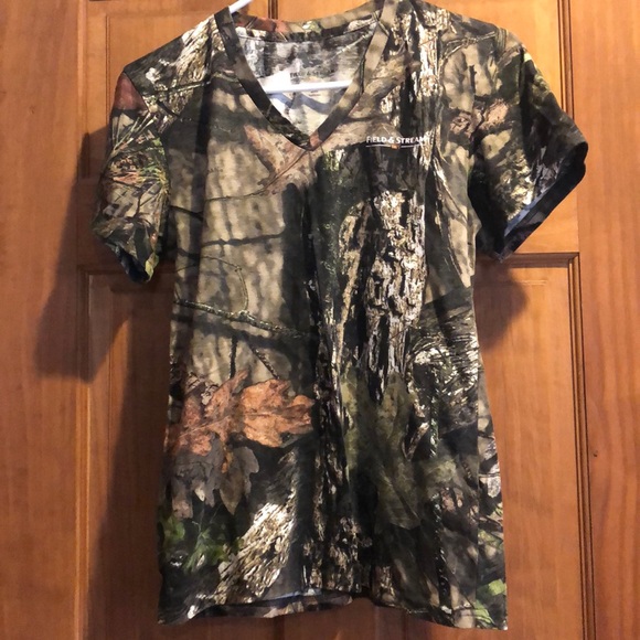 Size Small Women’s Field and Stream Camo T Shirt - Picture 1 of 3